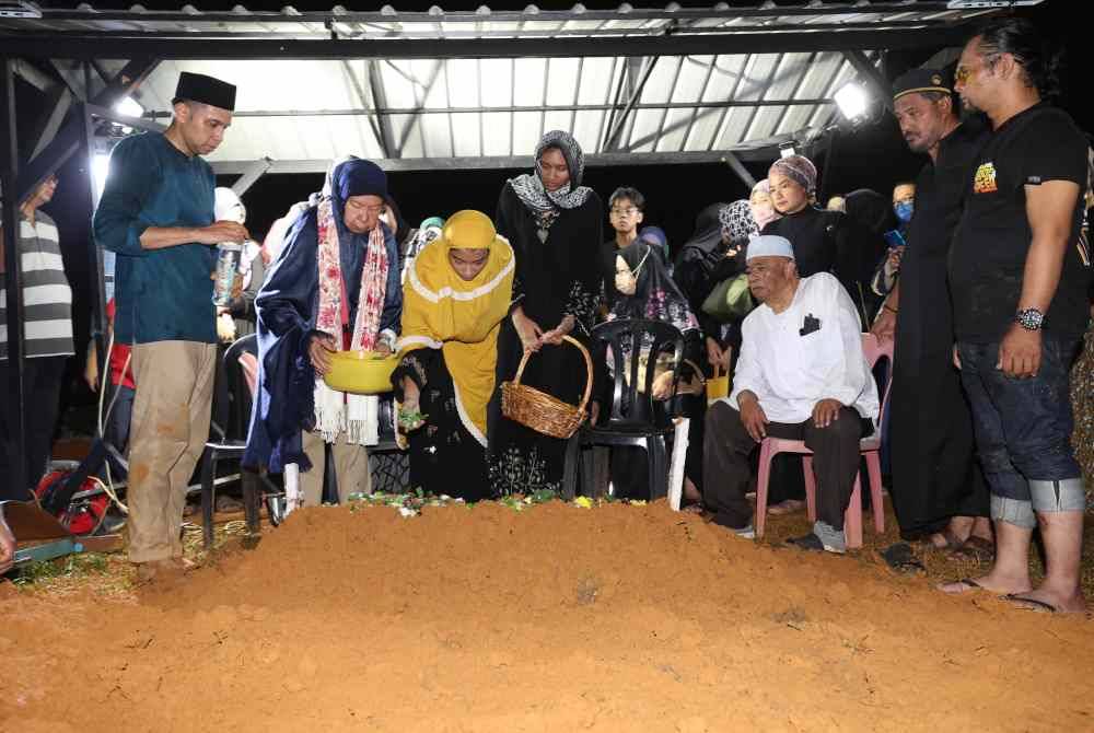 Jenazah Fadzilah selamat dikebumikan di tanah perkuburan Taman Raudhatul Jannah Khariah, Kampung Limau Manis, Kajang hari ini. Foto Bernama