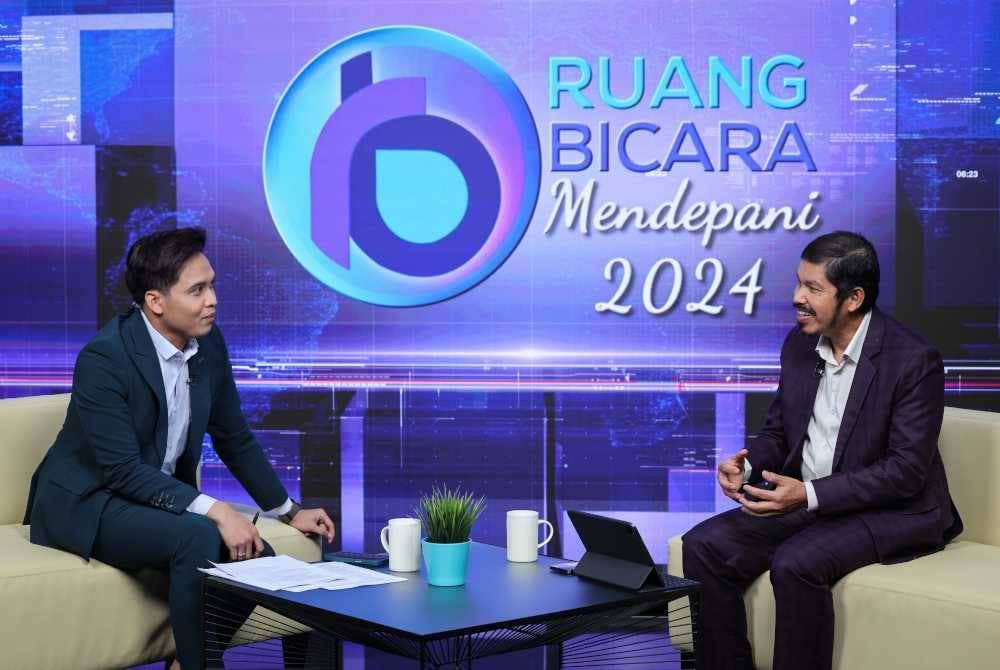 Mohd Uzir (kanan) ditemu bual pengacara Dinnie Asyraf (kiri) pada Program Ruang Bicara 'PADU: Dari Rakyat untuk Rakyat' di Wisma Bernama malam ini. Foto Bernama