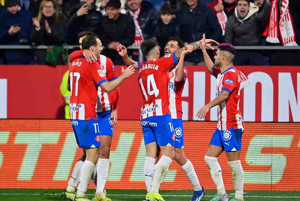 Martin (dua kanan) meraikan jaringan keempat bersama pemain Girona ketika berdepan Atletico Madrid dalam aksi LaLiga di Stadium Montilivi. Foto AFP