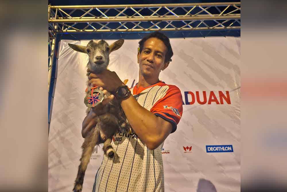 Firdauz bersama Nami selepas berjaya menamatkan Larian Perpaduan 2023 di Bukit Jalil pada 31 Disember lalu.