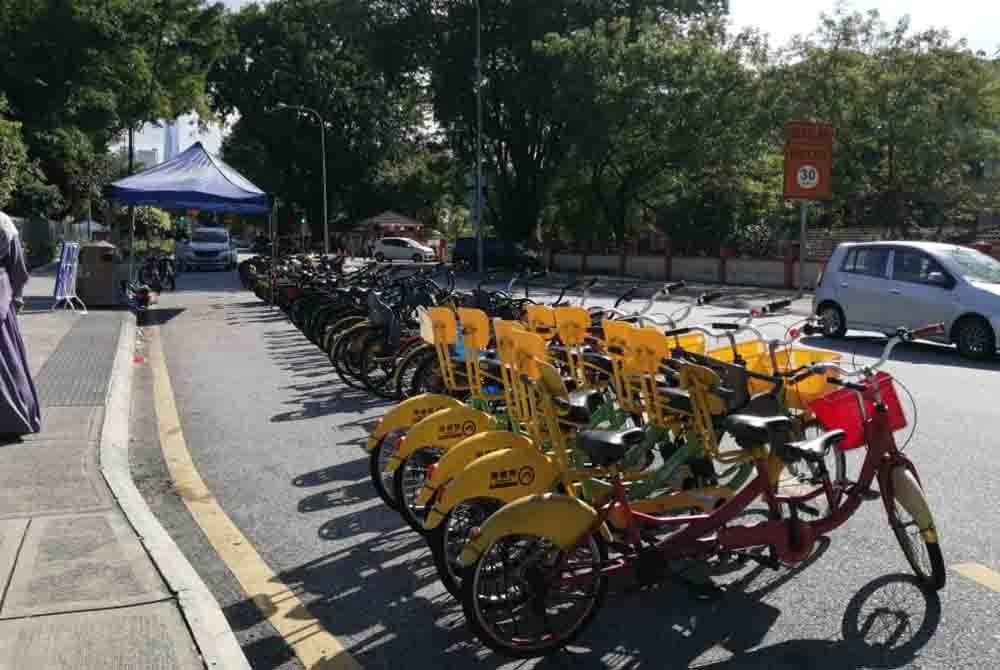 Kawasan parkir menjadi tempat sewa basikal.