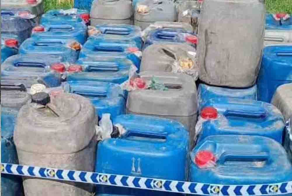 PPM Wilayah Tiga Pengkalan Kubor berjaya merampas 1,950 liter petrol dalam dua kenderaan yang ditinggalkan.