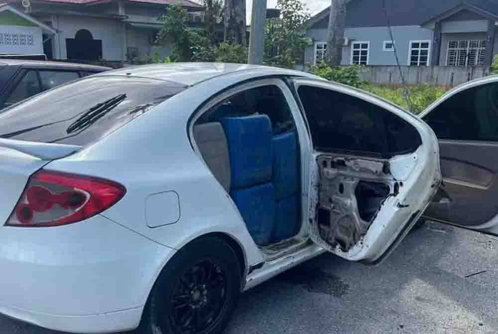 Antara botol berisi minyak petrol ditemui dalam Proton Gen2.