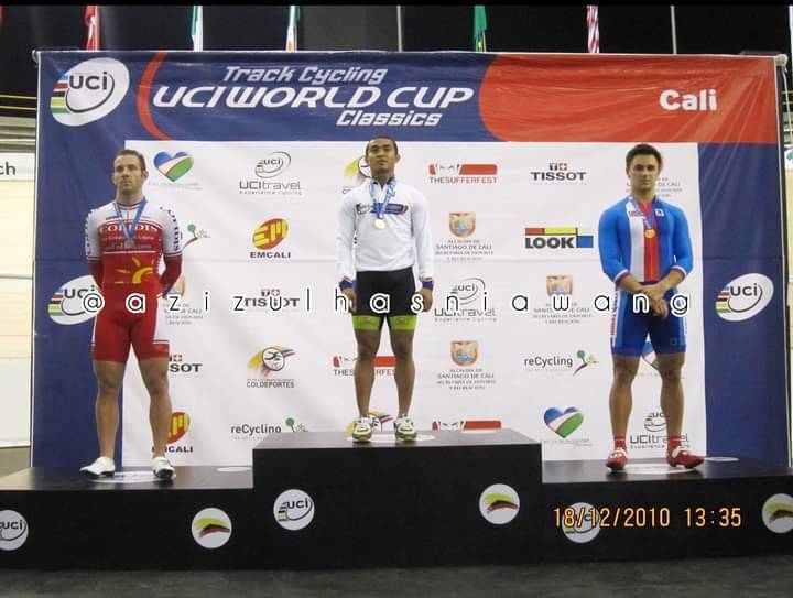 Azizulhasni (tengah) berkongsi kenangan ketika menjuarai acara keirin dalam Siri Kejohanan Dunia di Cali, Colombia 13 tahun lalu. Foto Facebook Azizulhasni Awang.