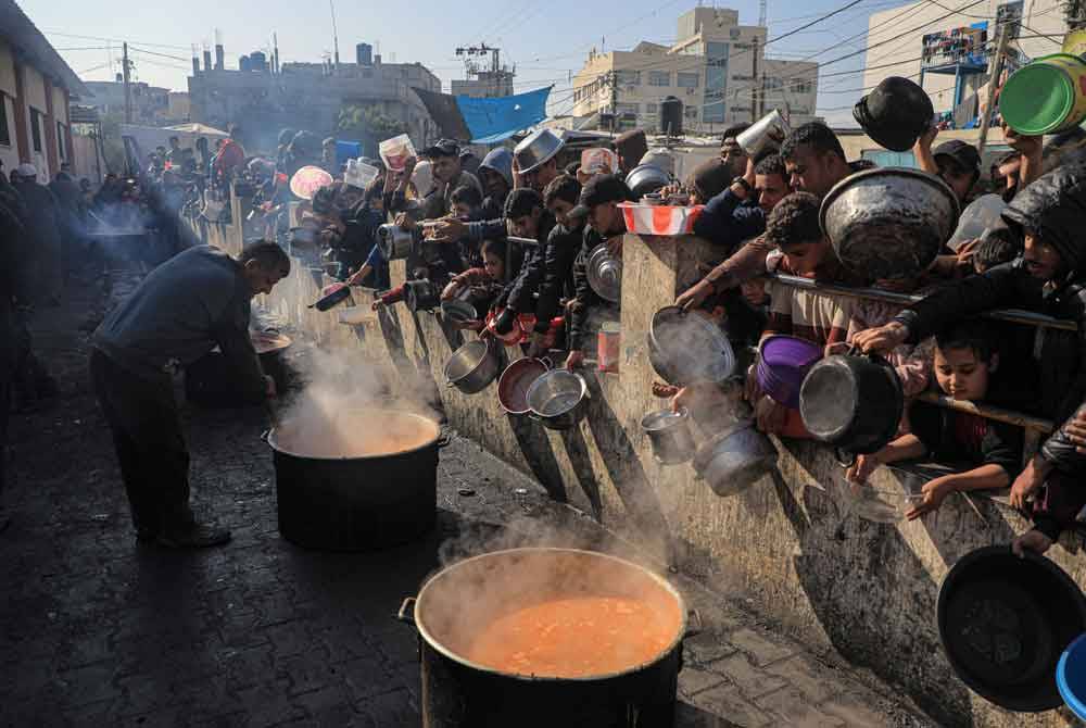 Orang ramai menunggu bantuan makanan di bandar Rafah di selatan Semenanjung Gaza, pada Ahad. Foto Xinhua