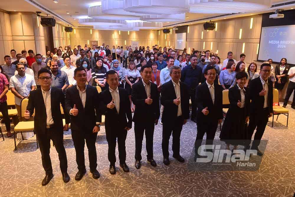 Barisan Pengarah LBS dan MBG Berhad bergambar bersama 100 pengamal media di Ibu Pejabat LBS, Plaza Seri Setia, di sini pada Khamis. Foto Sinar Harian-ASRIL ASWANDI SHUKOR