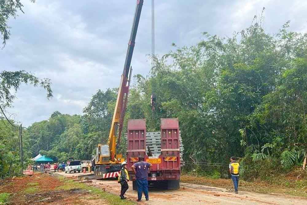 Pembinaan itu bermula pada Khamis dan dijangka siap 10 Januari ini. Foto JKR