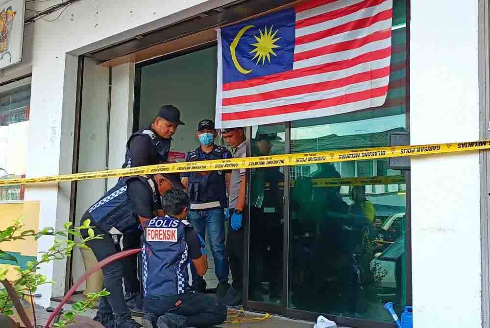 Anggota forensik menjalankan siasatan di lokasi kejadian.