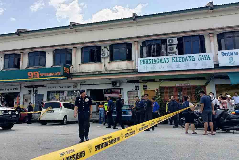 Orang ramai mengerumuni lokasi kejadian seorang wanita maut dipercayai dibunuh.