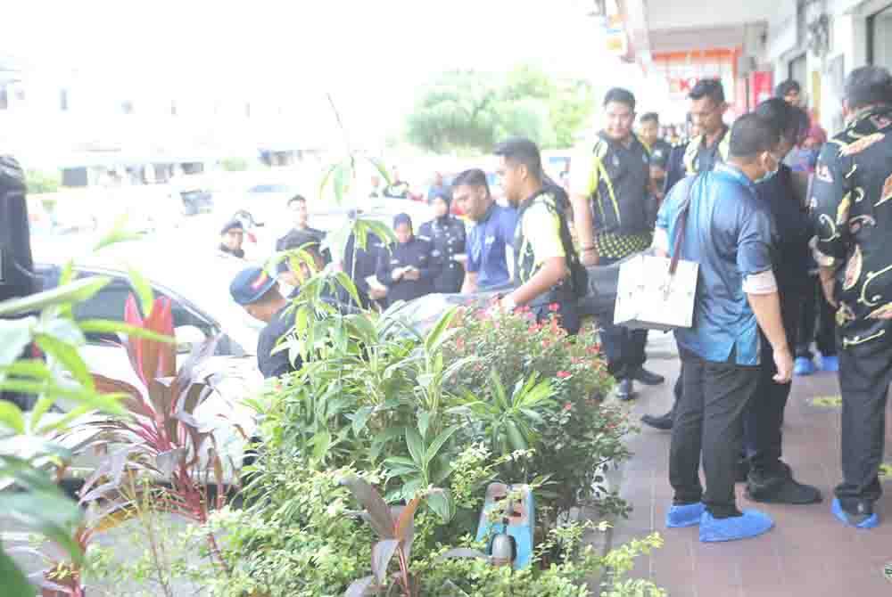 Mangsa yang juga pemilik perniagaan disahkan meninggal dunia di lokasi kejadian dengan kesan tikaman.