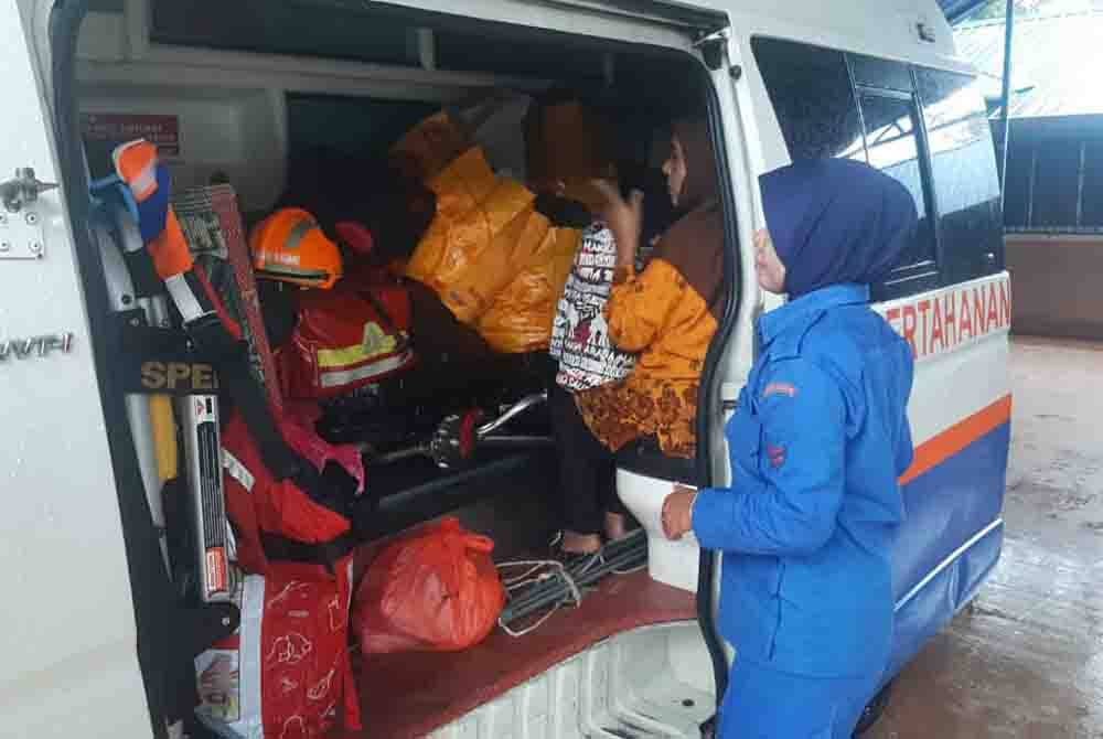 Anggota Angkatan Pertahanan Awam (APM) bersiap sedia memindahkan penduduk terjejas banjir di beberapa daerah di Johor.