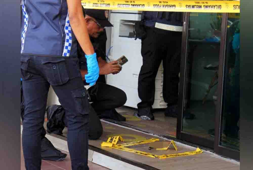 Pasukan forensik yang menjalankan siasatan menemui sebilah pisau yang dipercayai digunakan suspek dalam kejadian itu.