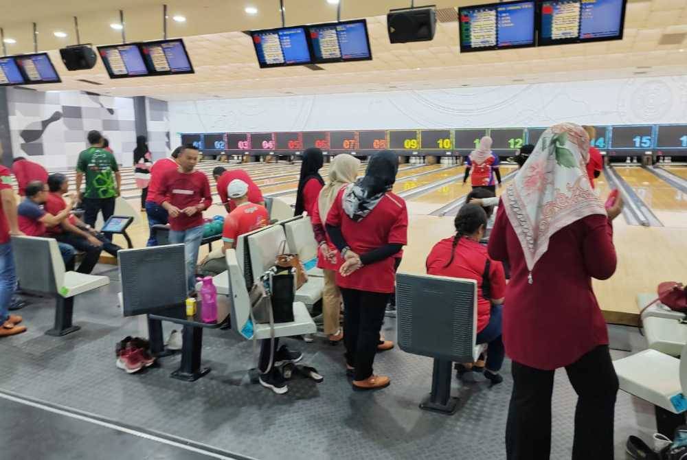 Peserta acara boling.