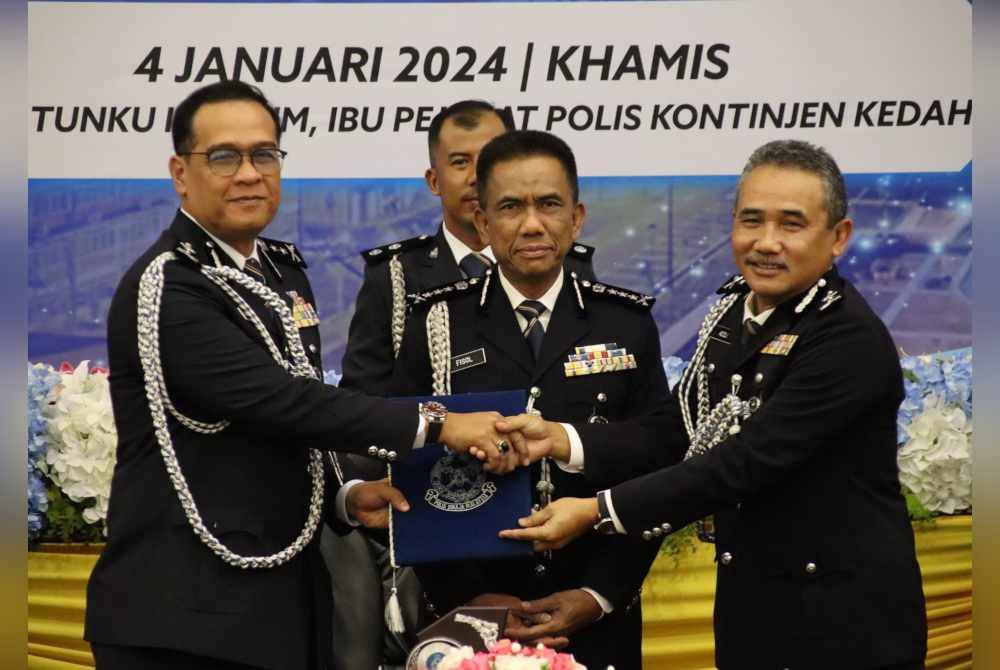 Adzli (kiri) menerima serah tugas daripada Abu Samah sambil disaksikan oleh Fisol (tengah) di IPK Kedah pada Khamis. Foto Polis Kedah
