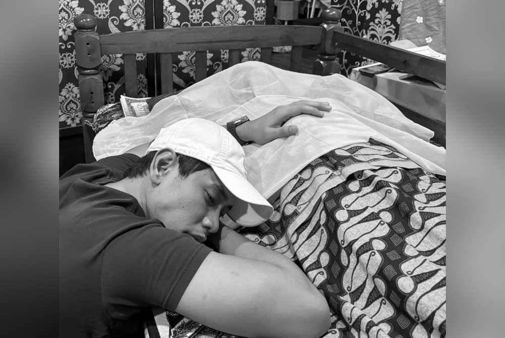 Khai mengakui agak terkilan kerana tidak berada di sisi ibunya ketika arwah menghembuskan nafas terakhir.