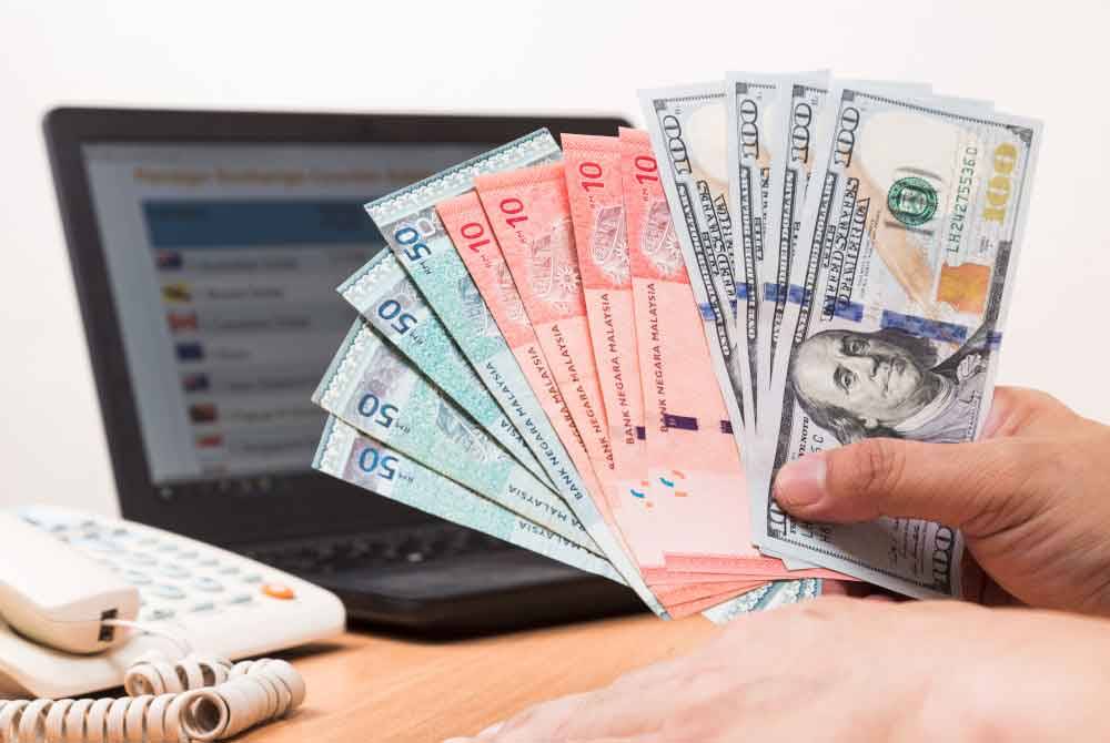 Pada 6 petang, ringgit berada di paras 4.6330/6370 berbanding dolar AS daripada 4.6300/6355 pada akhir urus niaga semalam. Foto hiasan