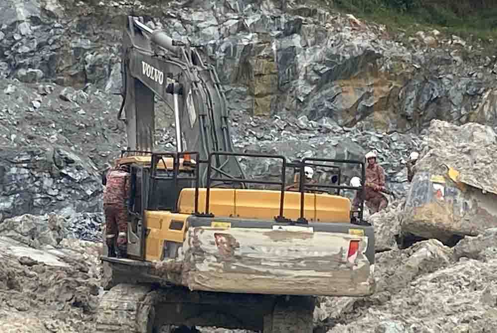 Anggota bomba melakukan kerja-kerja penyelamatan di lokasi kejadian, pada Khamis.