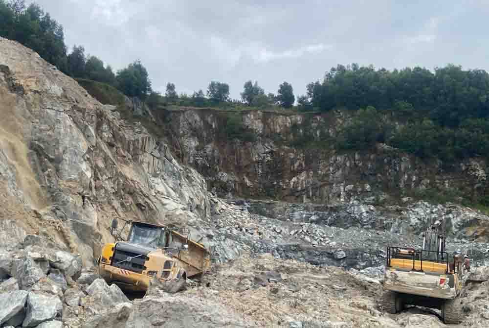 Seorang maut selepas tanah runtuh di kawasan kuari di Bandar Saujana Putra, Kuala Langat pada Khamis.