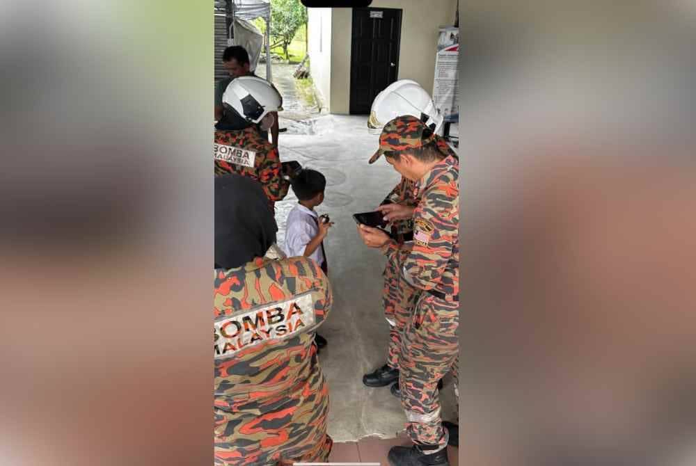 Anggota bomba tiba di Klinik Kesihatan Sri Langkap untuk mengeluarkan jari murid lelaki Tahun Tiga yang tersekat pada lubang tombol pintu.