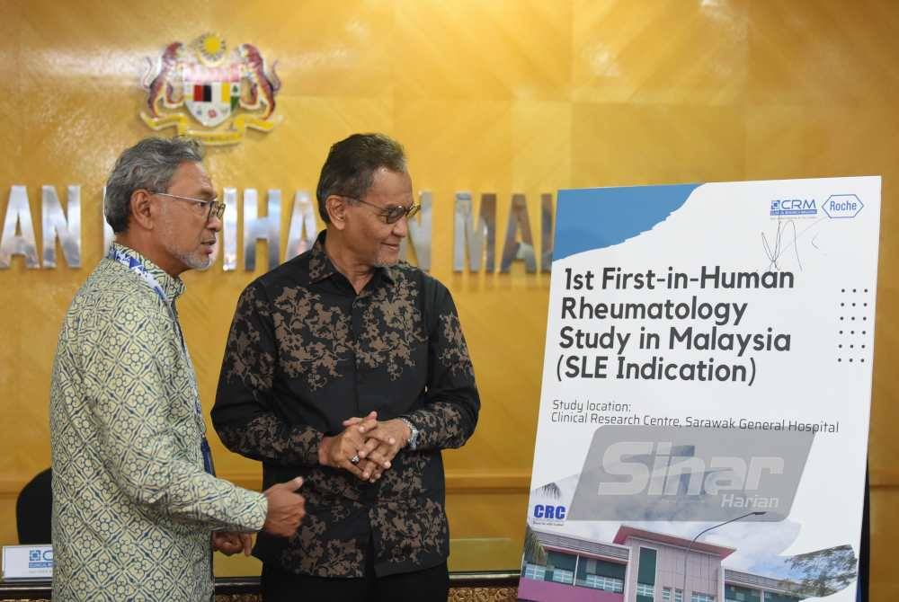 Dr Dzulkefly Ahmad plak pada Majlis Clinical Research Excellence in Early Phase and People Development pada Khamis. Foto Sinar Harian MOHD RAFIQ REDZUAN HAMZAH