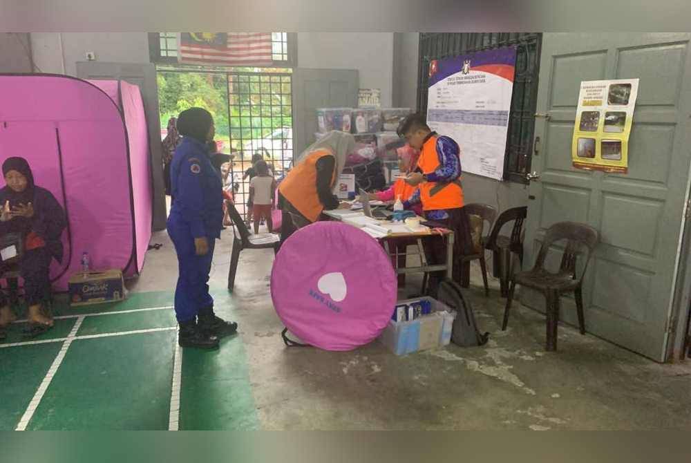 Bilangan mangsa banjir di Johor terus meningkat kepada 1,024 orang setakat jam 8 malam Khamis. Foto APM Johor