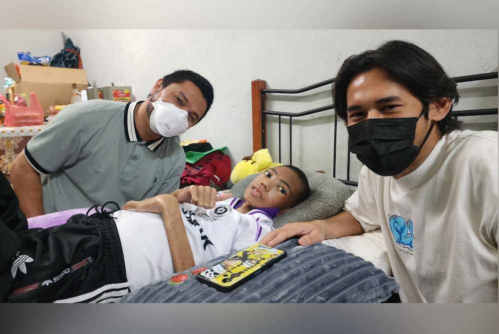 Irfan (tengah) bersama Soloz dan Daddy Hood yang berkunjung ke rumahnya. Foto Facebook CWS