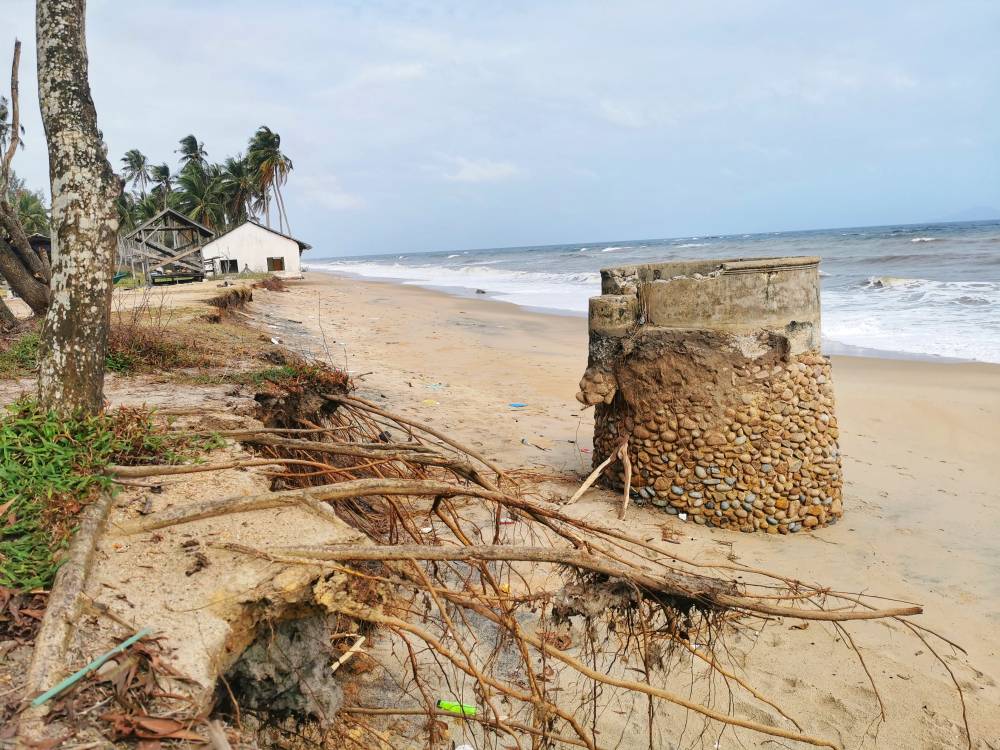 Keadaan kawasan di sekeliling perigi lama yang semakin terhakis akibat dilanda ombak besar pada musim tengkujuh baru-baru ini.
