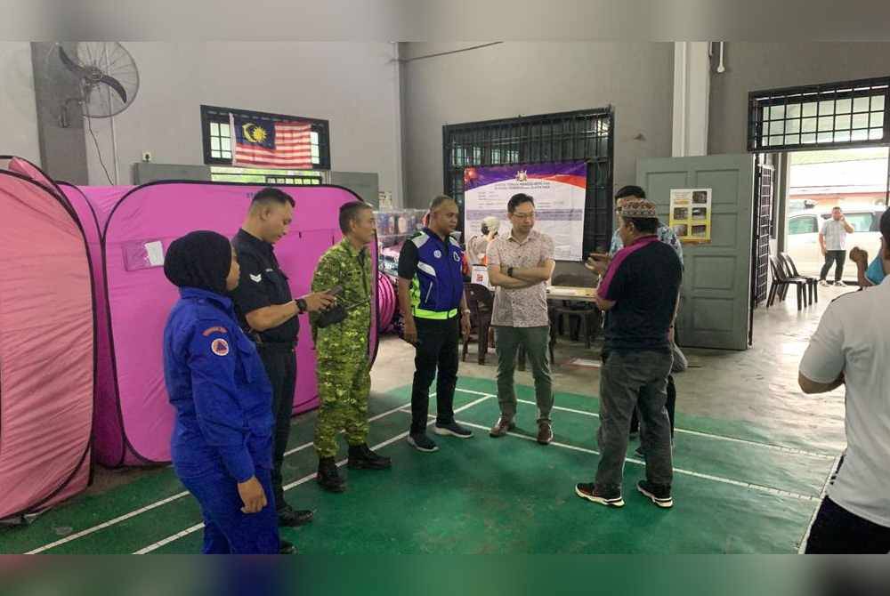 Ahli Parlimen Tebrau, Jimmy Puah Wee Tse (dua dari kanan) melawat PPS di Dewan Muafakat Kampung Cahaya Baru, Johor Bahru pada Khamis.