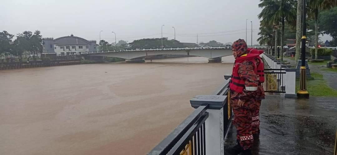 Anggota bomba melakukan tinjauan keadaan banjir di bandar Kota Tinggi. - Foto: APM Johor