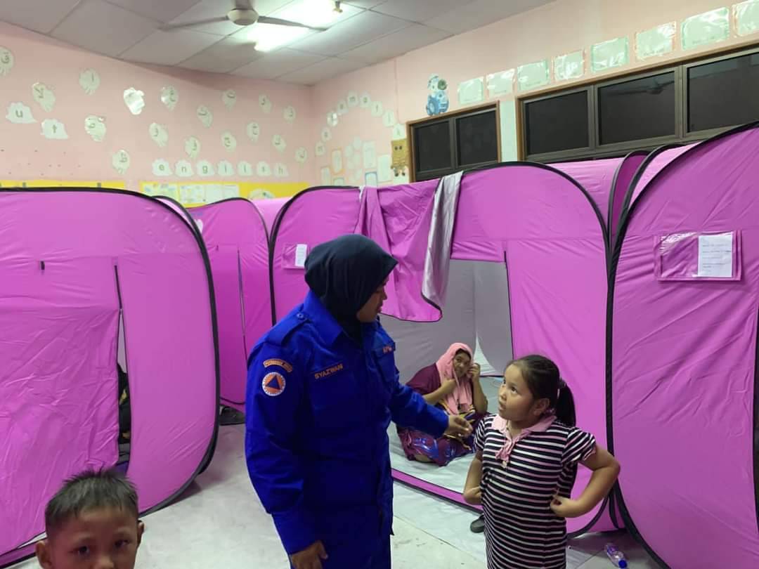 Seramai 271 mangsa banjir ditempatkan di dua PPS di Mersing yang dibuka sejak Khamis. - Foto: APM Johor