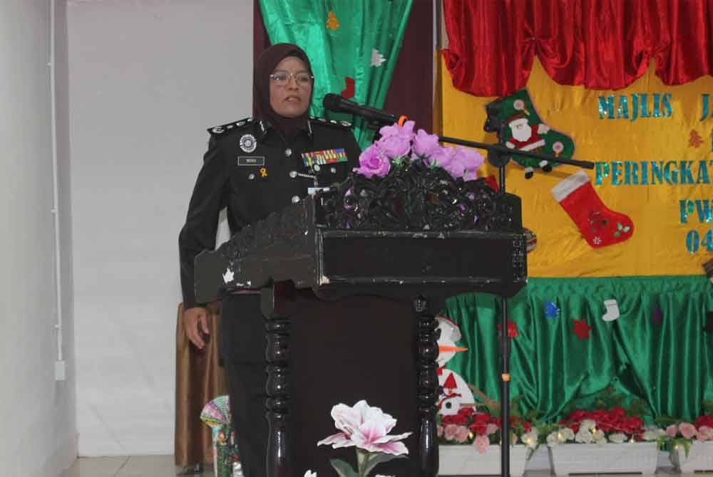 Nora ketika berucap pada Majlis Sambutan Jalinan Kasih Krismas Peringkat Penghuni Penjara Wanita Kota Kinabalu di Dewan Raflesia Sekolah Henry Gurney, Kapayan.