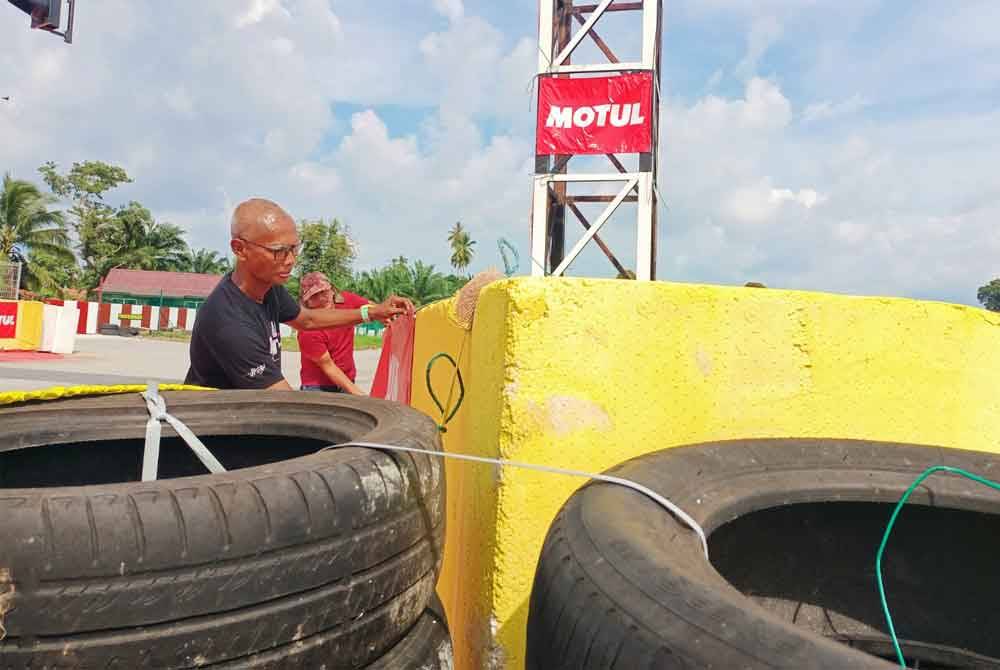 Pemasangan penghadang yang lebih sesuai iaitu menggunakan tayar dan bongkah polisterina (foam board) bertujuan mengurangkan impak kepada pelumba sekiranya berlaku pelanggaran.