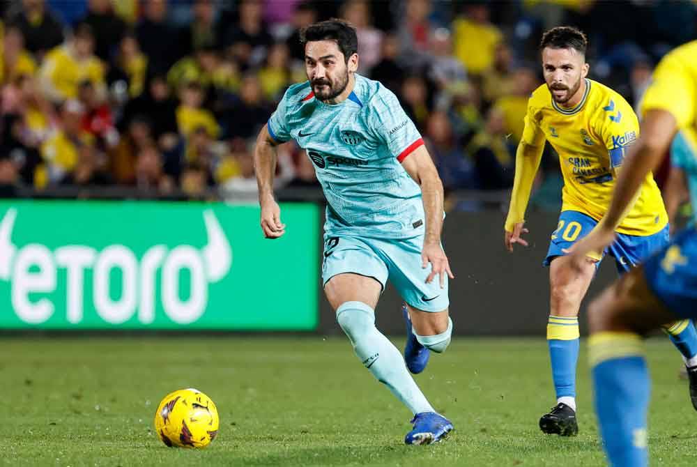 Gundogan (kiri) menjaringkan gol kemenanangan Barcelona ketika menentang Las Palmas. - Foto: EPA