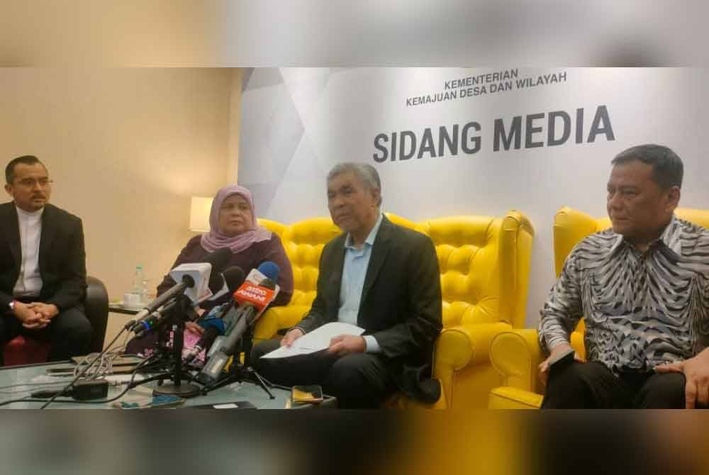 Ahmad Zahid (dua dari kanan) pada sidang akhbar selepas menyampaikan amanat tahun baharu di Kementerian Kemajuan Desa dan Wilayah (KKDW), di sini pada Jumaat.