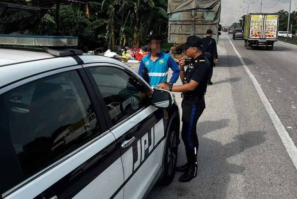 JPJ Selangor melaksanakan Op Pewa di sekitar Kapar, Klang pada Rabu. Foto JPJ Selangor