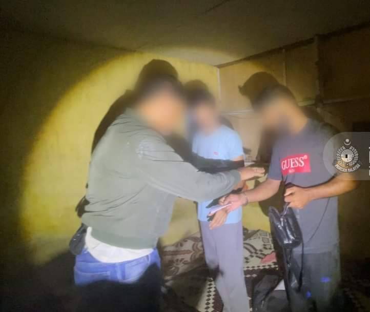 Pegawai Penguat kuasa melakukan pemeriksaan ke atas warga asing di premis yang diserbu pada Rabu lalu. Foto Facebook Imigresen Pahang