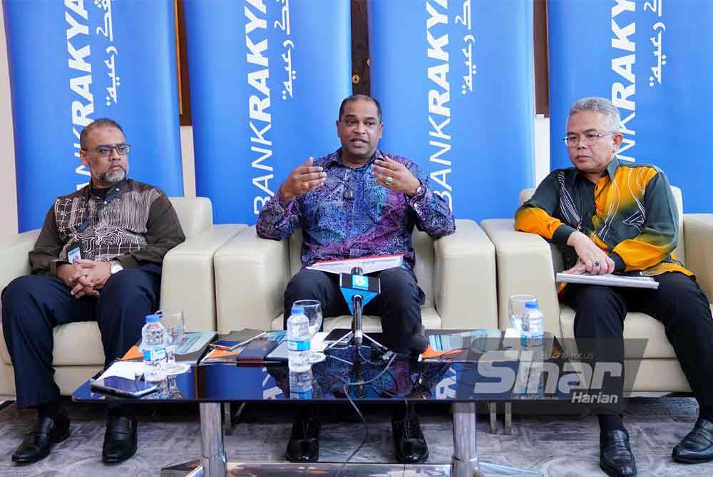 Ramanan (tengah) pada sidang media sempena sesi taklimat khas di ibu pejabat Bank Rakyat, Kuala Lumpur, pada Khamis. Foto Sinar Harian MOHD HALIM ABDUL WAHID
