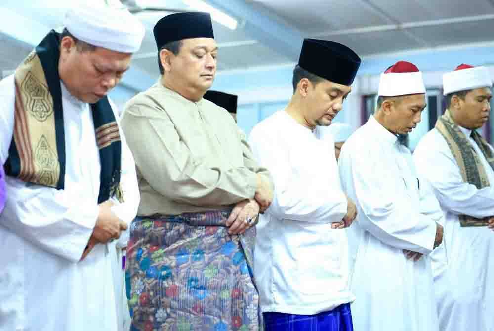Onn Hafiz (tengah) menunaikan solat bersama kira-kira 200 jemaah dalam Program Semarak Subuh Johor di Masjid Al-Mustaqim, Ulu Benut, Simpang Renggam, Kluang pada Jumaat