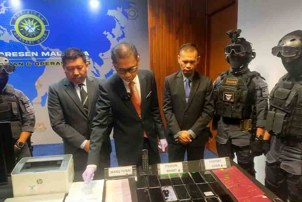 Jafri menunjukkan barang rampasan termasuk wang tunai berjumlah RM18,000 semasa serbuan khas JIM di dua premis di Bangsar dan Ampang pada Khamis.