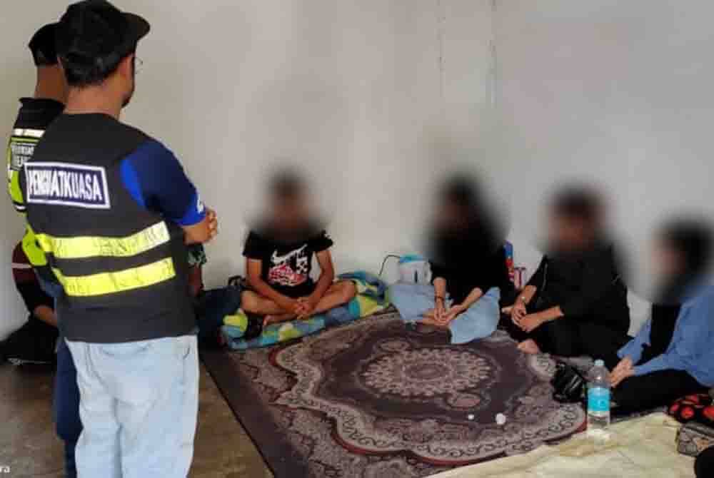 Tujuh remaja membabitkan tiga lelaki dan empat wanita ditahan kerana disyaki berkhalwat. Foto Pejabat Agama