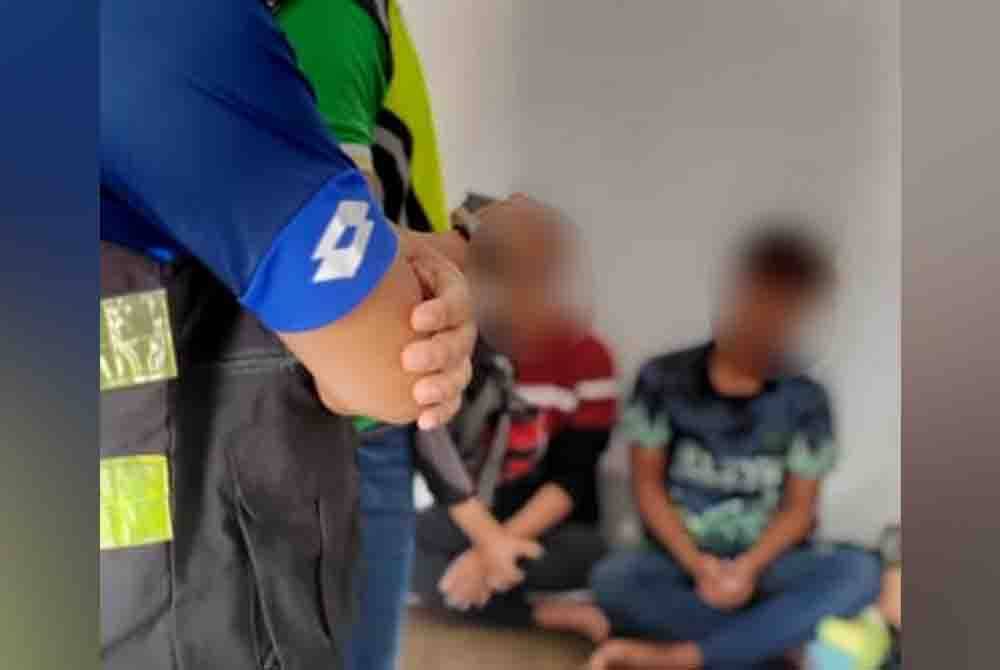 Antara remaja yang ditahan dalam serbuan dilakukan di sebuah rumah dekat Kulim, Kedah. Foto Pejabat Agama