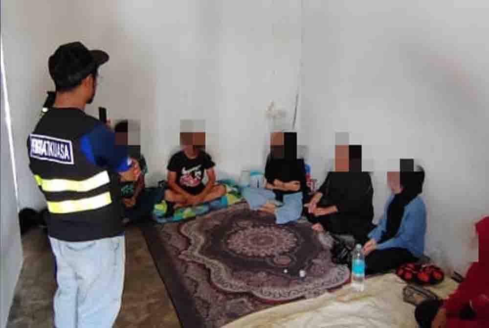 Kesemua mereka ditahan selepas pemeriksaan dilakukan pada 11.10 pagi Jumaat di sebuah rumah di Kulim, Kedah. Foto Pejabat Agama