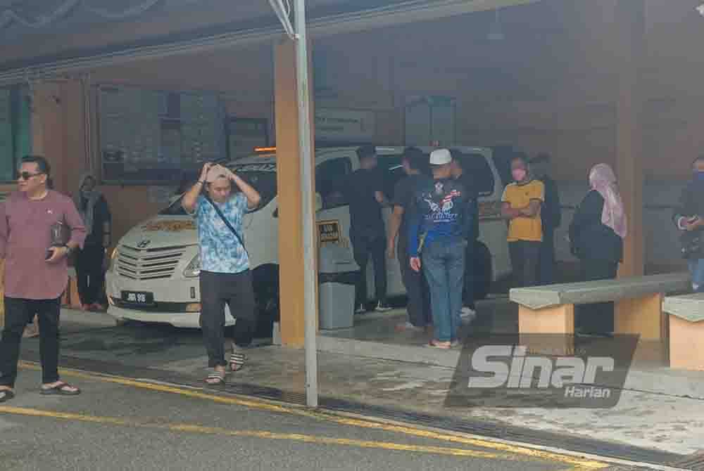 Ahli keluarga dan rakan berkumpul di pekarangan Jabatan Perubatan Forensik HSA Johor Bahru pada Jumaat.