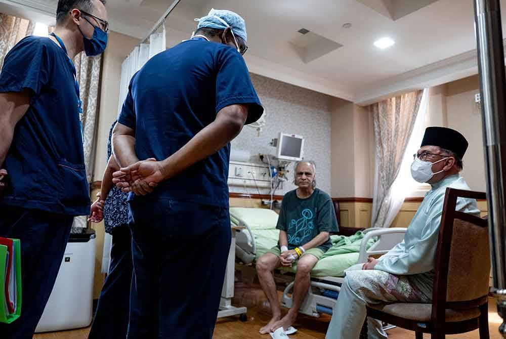 Anwar (kanan) melawat Ziauddin yang menerima rawatan di IJN.