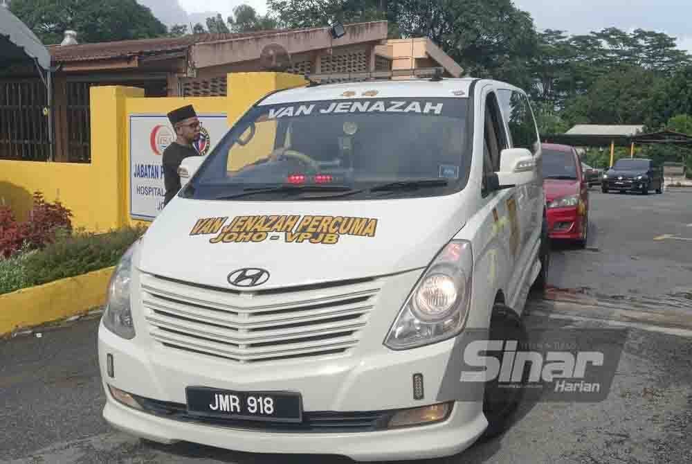 Van membawa jenazah Hamdan dari HSA, Johor Bahru ke rumah keluarga Allahyarham di Taman Perpaduan, Ipoh Perak untuk dikebumikan.