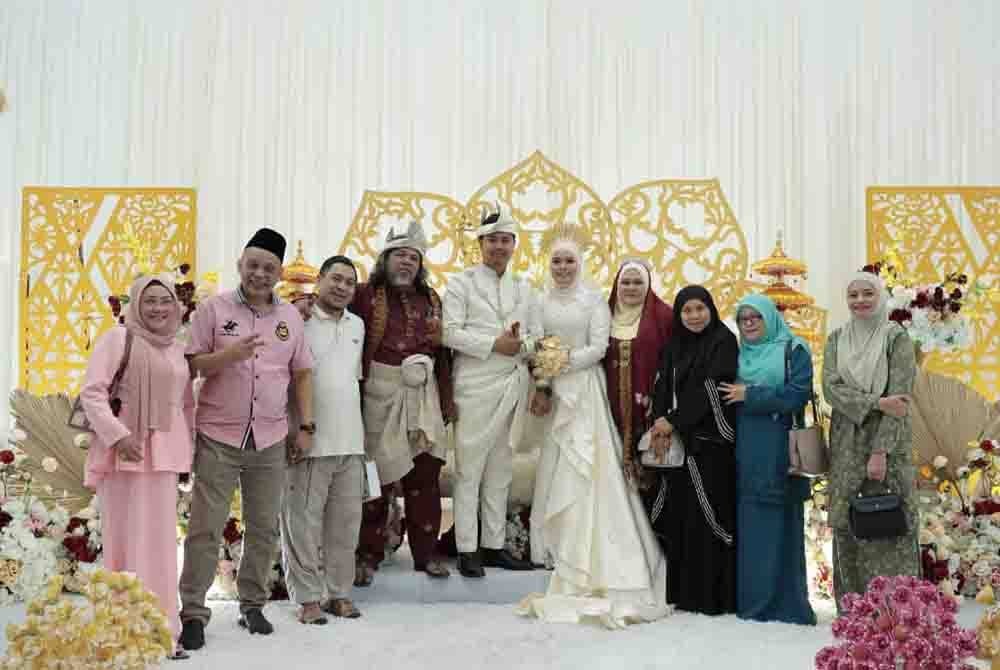 Hamdan (dua dari kiri) ketika hadir ke majlis perkahwinan anak Borhan pada September tahun lalu.