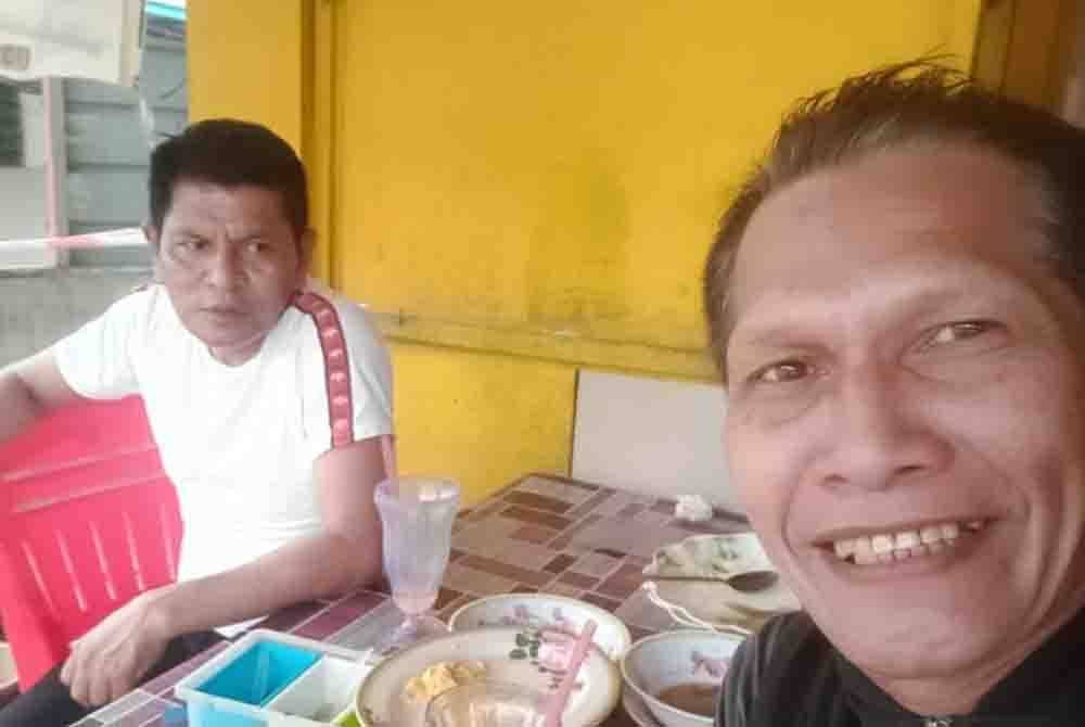 Razali (kanan) bersama Allahyarham Wan Ezila.