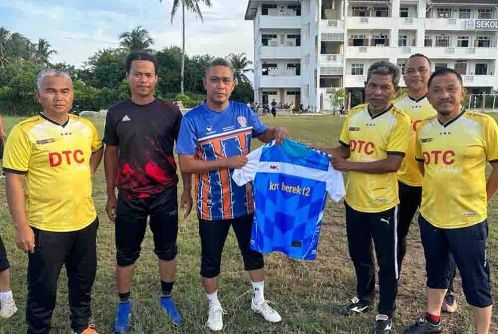 Wan Ezila (dua dari kanan) masih aktif dalam bola sepak dan melatih ramai pemain muda.