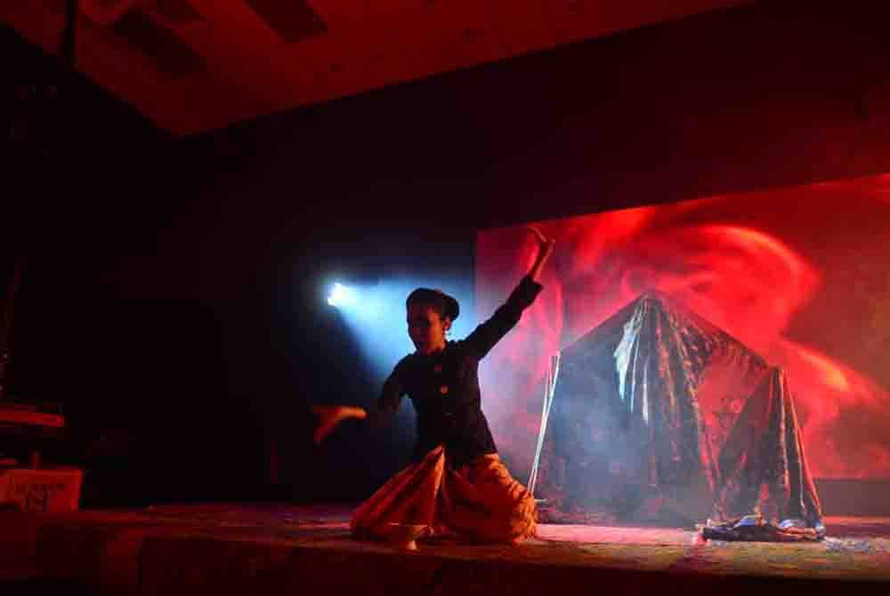 Antara persembahan pelajar dalam Pertandingan Teater Seram sempena Festival Seram Buku Prima 2024 di Kompleks Kumpulan Karangkraf pada Jumaat.