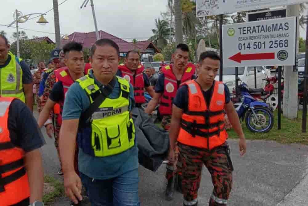 Anggota penyelamat mengangkat mayat mangsa.
Foto BBP Dungun